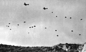 Deutsche Fallschirmjäger springen über Kreta ab